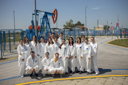 Студенти Нафтно-петрохемијског инжењерства посетили нафтно поље Елемир и Тренинг центар НИС а.д.